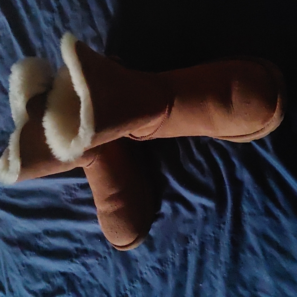 Bailey button uggs - Picture 2 of 4